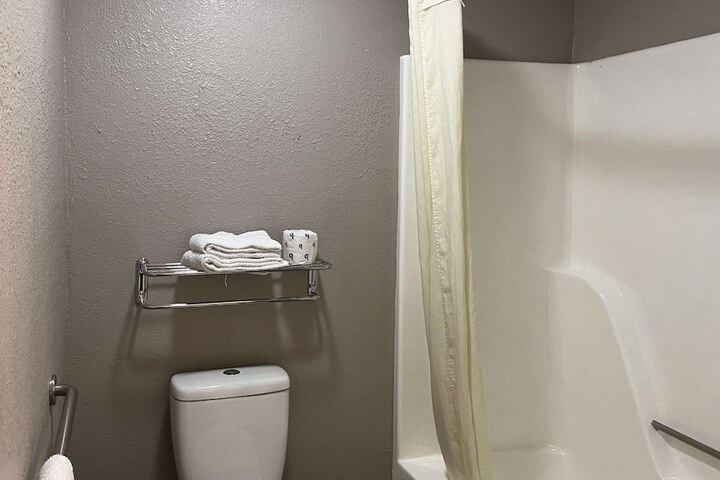 Room 9 of 16