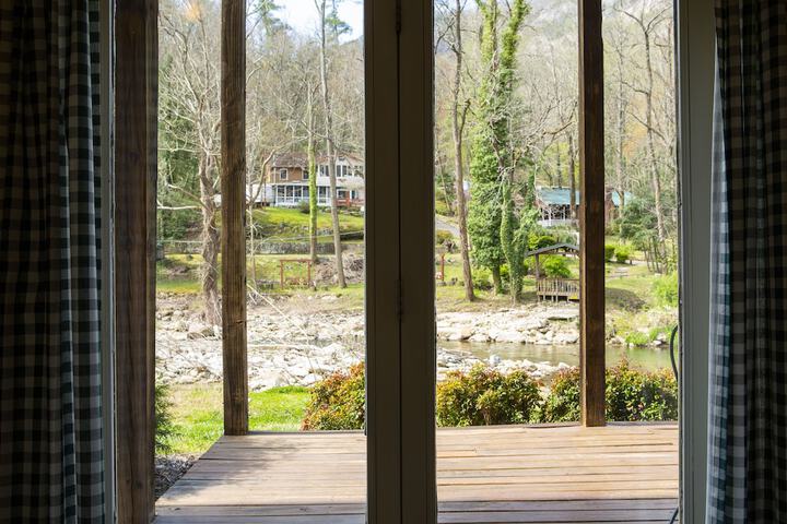 The Chimney Rock Inn & Cottages