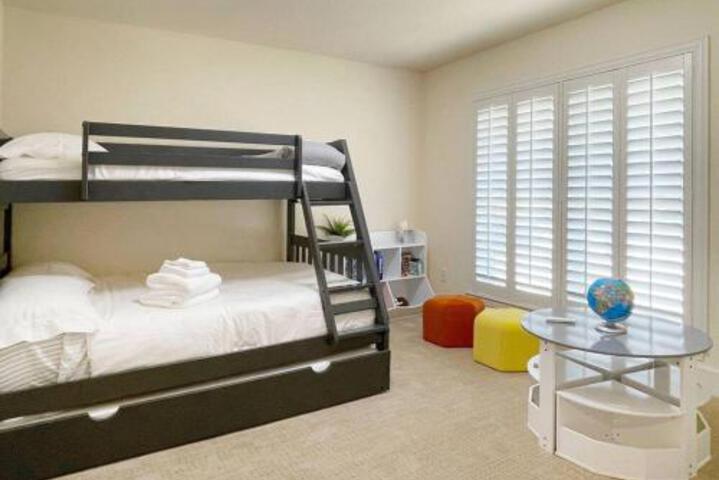 Cheerful 5 Bedroom Home with Heated Pool