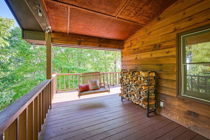 Cullowhee Mountain Retreat w / Deck and Fire Pit!