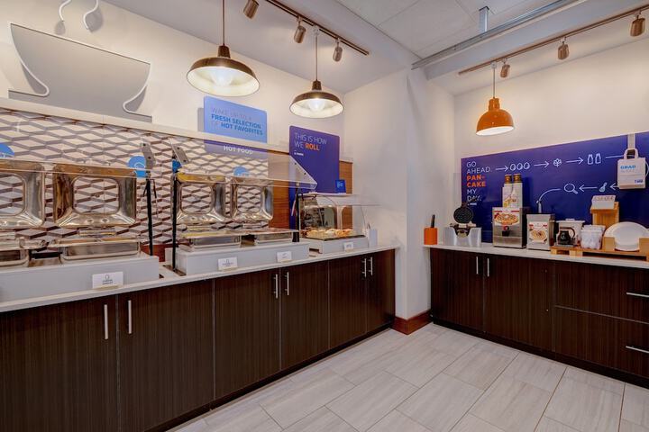 Holiday Inn Express & Suites Detroit Dearborn by IHG
