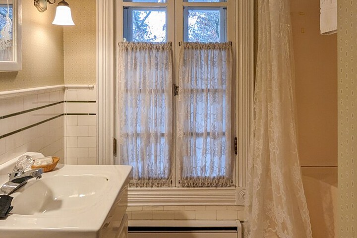 Hudson Manor Bed and Breakfast