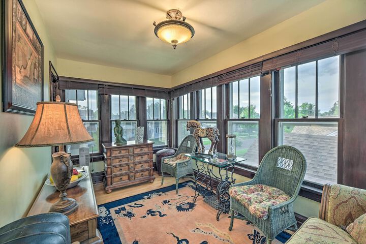 Elegant Superior Getaway 2 Mi to Downtown!
