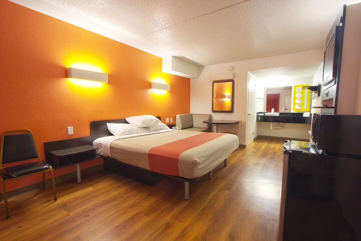 Room 17 of 27