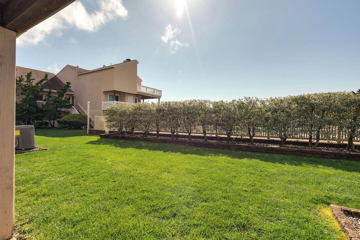 Brigantine Condo w / Beach Access & Pool Views