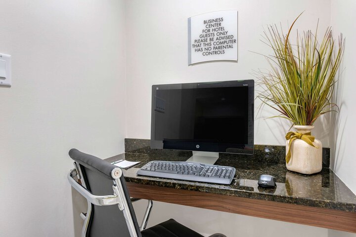 Business Center 34 of 37