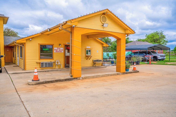 Regency Inn by OYO Rockdale TX