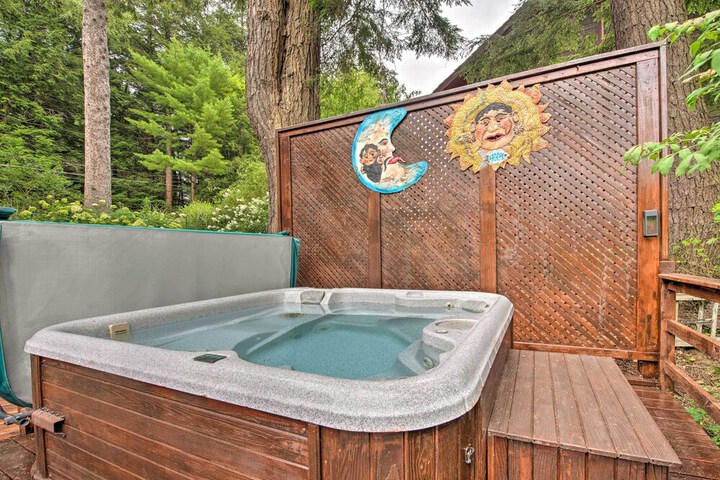 Lakefront Poconos Retreat w / Hot Tub Near Hiking!