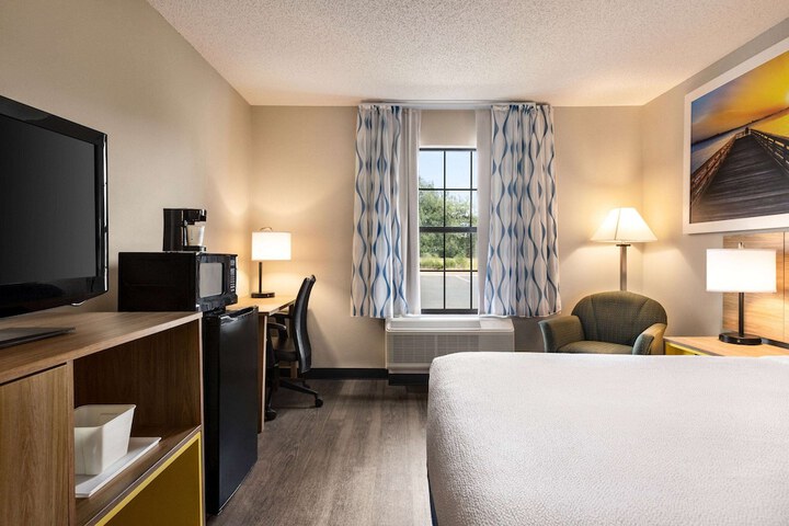 Days Inn by Wyndham Shallotte