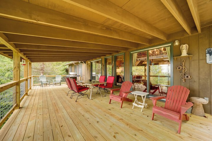 Robbinsville Vacation Rental w / Covered Balcony