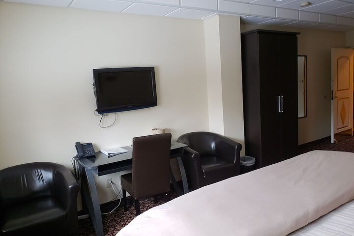 Room 53 of 208