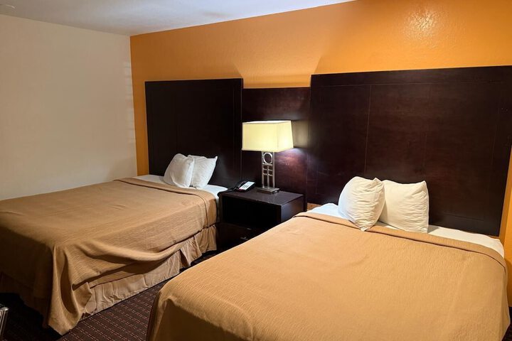 Hollister Inn