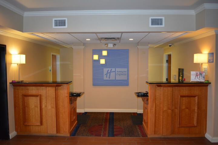 Holiday Inn Express & Suites Lancaster by IHG