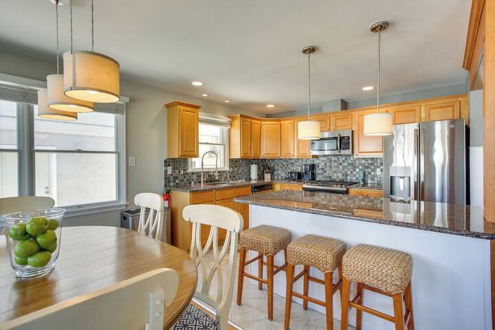 Avalon Vacation Rental w / Porch & Grill!