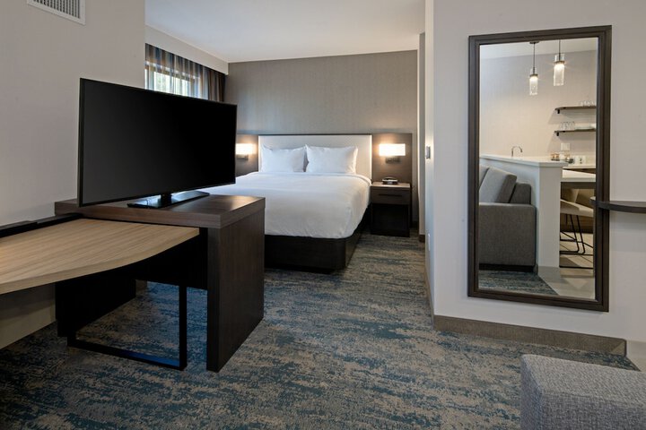 Room 25 of 38