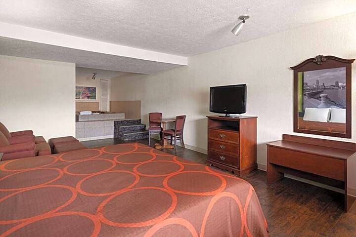 Super 8 by Wyndham Youngstown / Girard