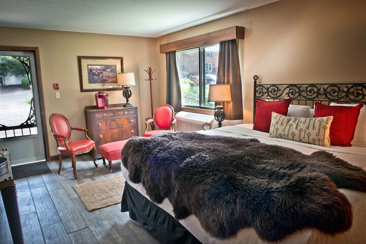 Room 32 of 43