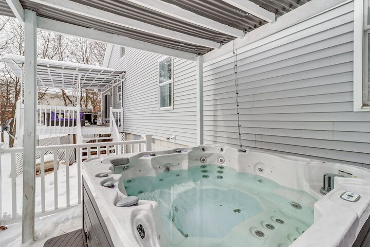 Long Pond Home w / Private Hot Tub & Game Room