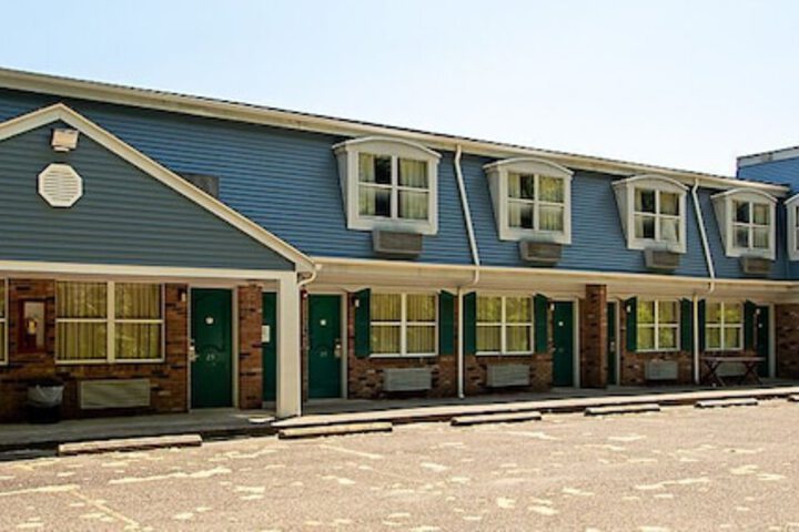 Country Squire Inn & Suites