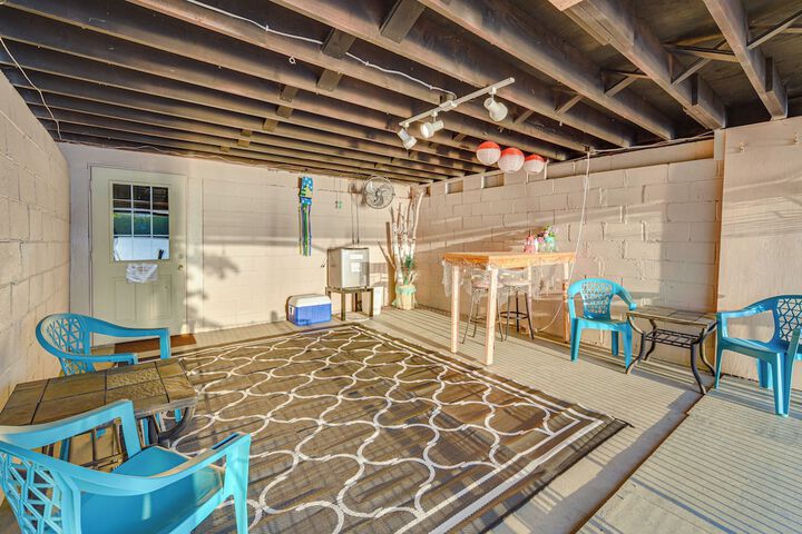 Lakefront Family Retreat w / Private Dock!