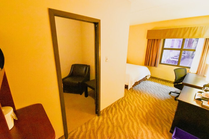 Room 9 of 42