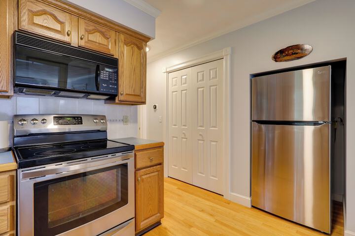 7 Mi to Downtown Providence: Quiet Apt in Seekonk