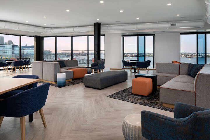 Lounge 65 of 78