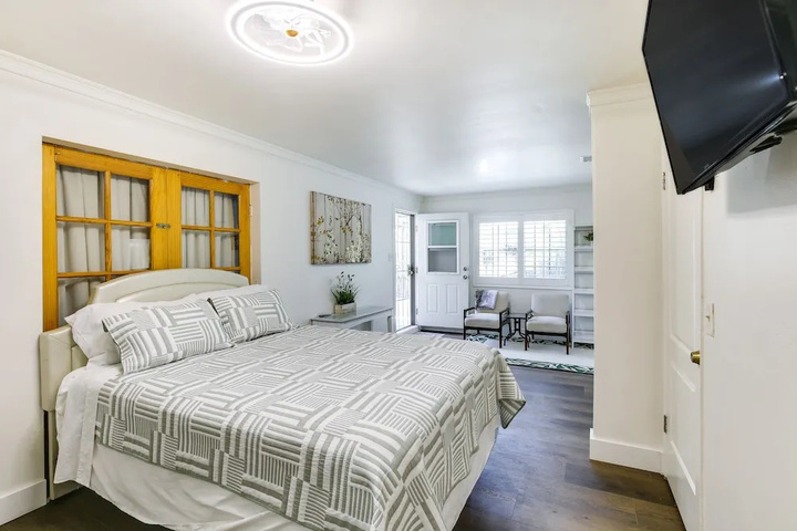 Westminster Escape Near Beaches & Shopping!