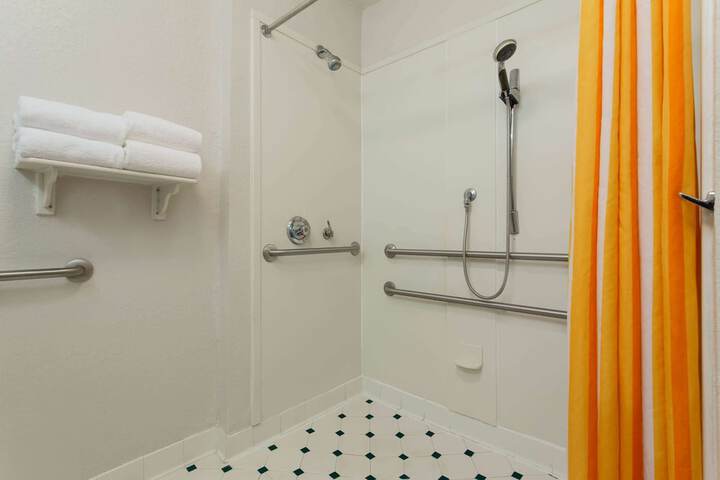 Room 16 of 33