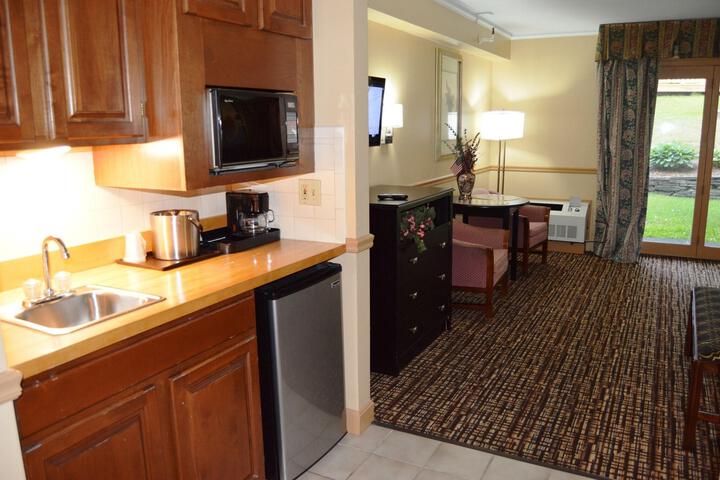 Hollow Inn & Motel