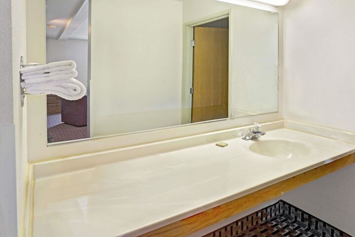 Super 8 by Wyndham Canonsburg / Pittsburgh Area