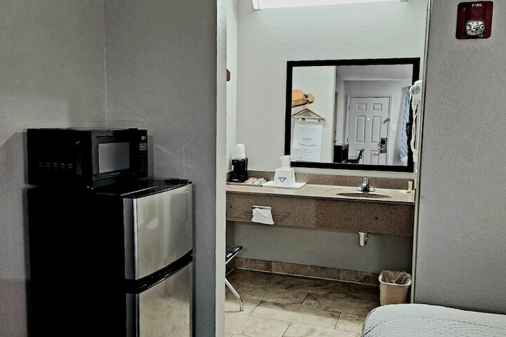 Room 25 of 37