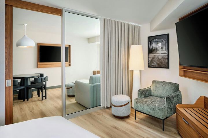 Ômage Hotel Montreal Laval, a Tribute Portfolio Hotel