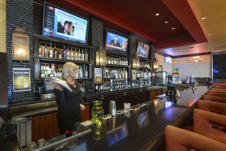 Lounge 38 of 45