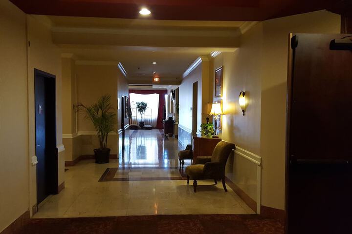 Ballroom/Hall 16 of 18