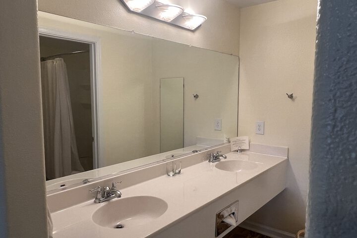 Room 110 of 173