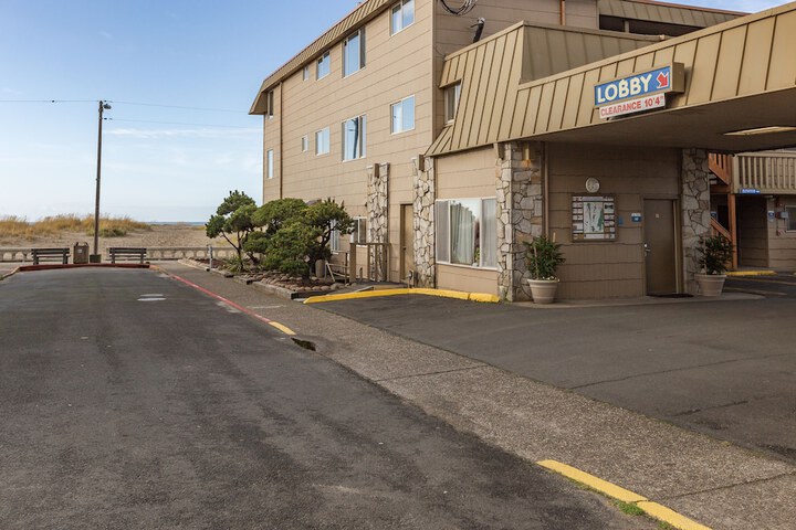 Ebb Tide Oceanfront Inn