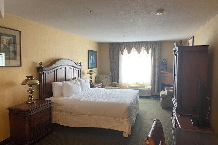 Merit Hotel & Suites