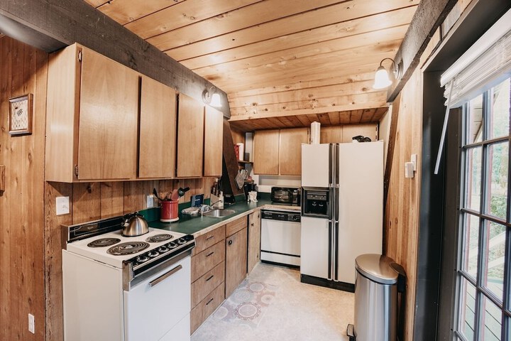 05mbh - Economical - Wifi - Pets Ok - F / p - D/w - Sleeps 2 1 Bedroom Apts by RedAwning