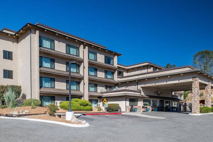 Yosemite Southgate Hotel & Suites