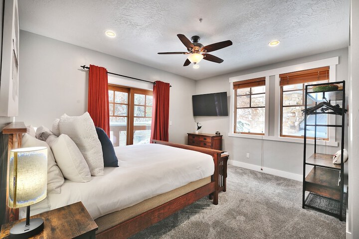 Town Pointe B101 3 Bedroom Condo by RedAwning