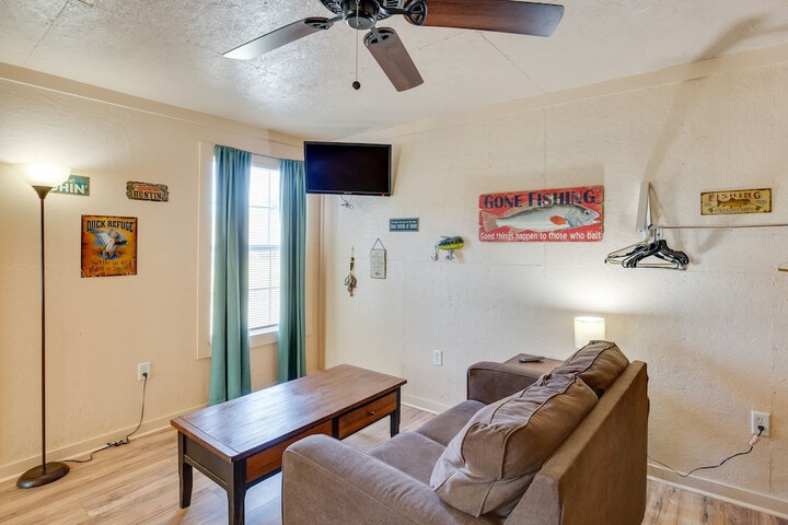 On-site Fishing Pier: Pet-friendly Kerens Cabin!