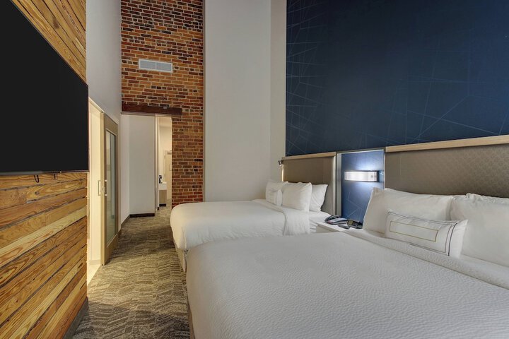 Room 10 of 32