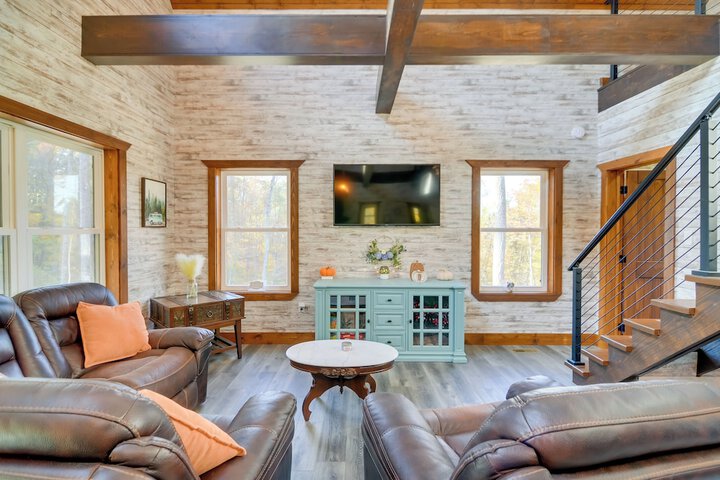 Hike & Climb: Pet-friendly Red River Gorge Cabin!