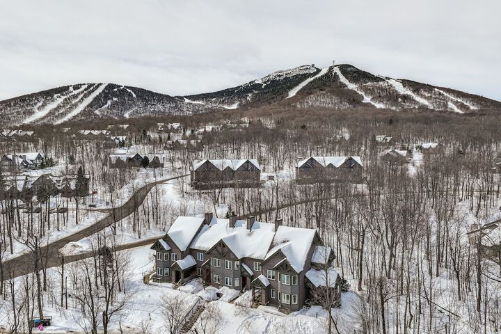 Ski-in Resort Family Condo w / Deck at Jay Peak!
