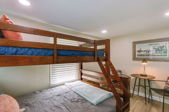 Harpers Ferry Home w / Private Pool & Hot Tub!