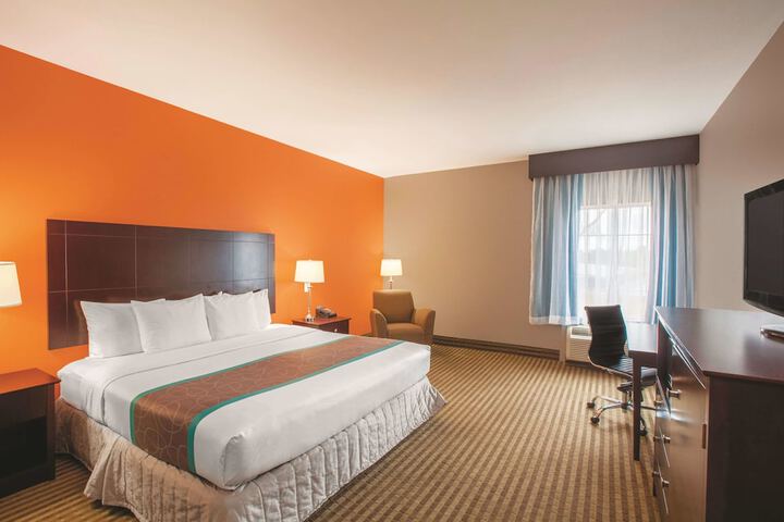 La Quinta Inn & Suites by Wyndham Houston Bush Intl Airpt E
