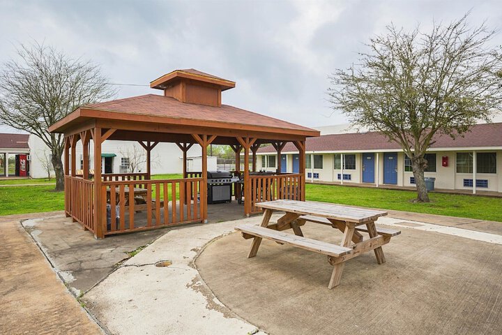 Motel 6 Madisonville TX