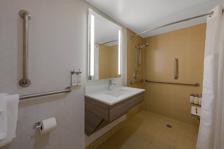 Holiday Inn Express Hampton - Coliseum Central by IHG