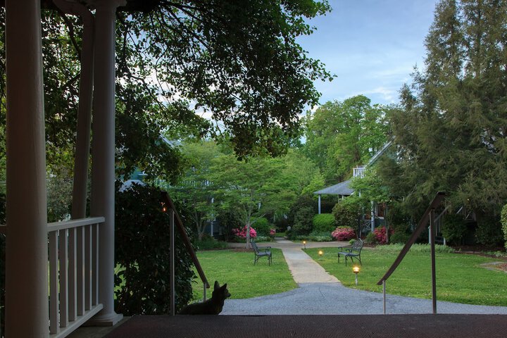 1906 Pine Crest Inn